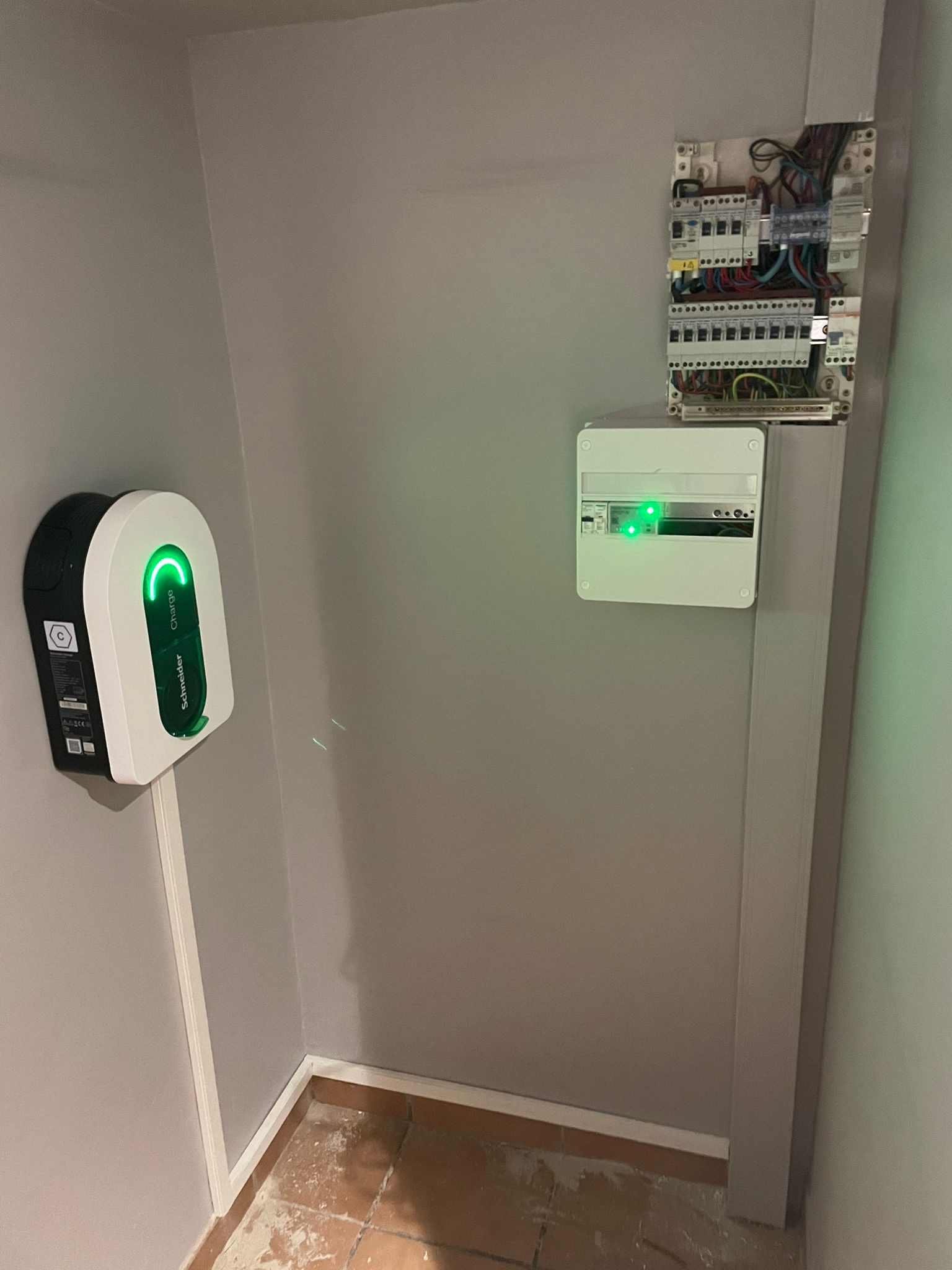 Borne de recharge et tableau