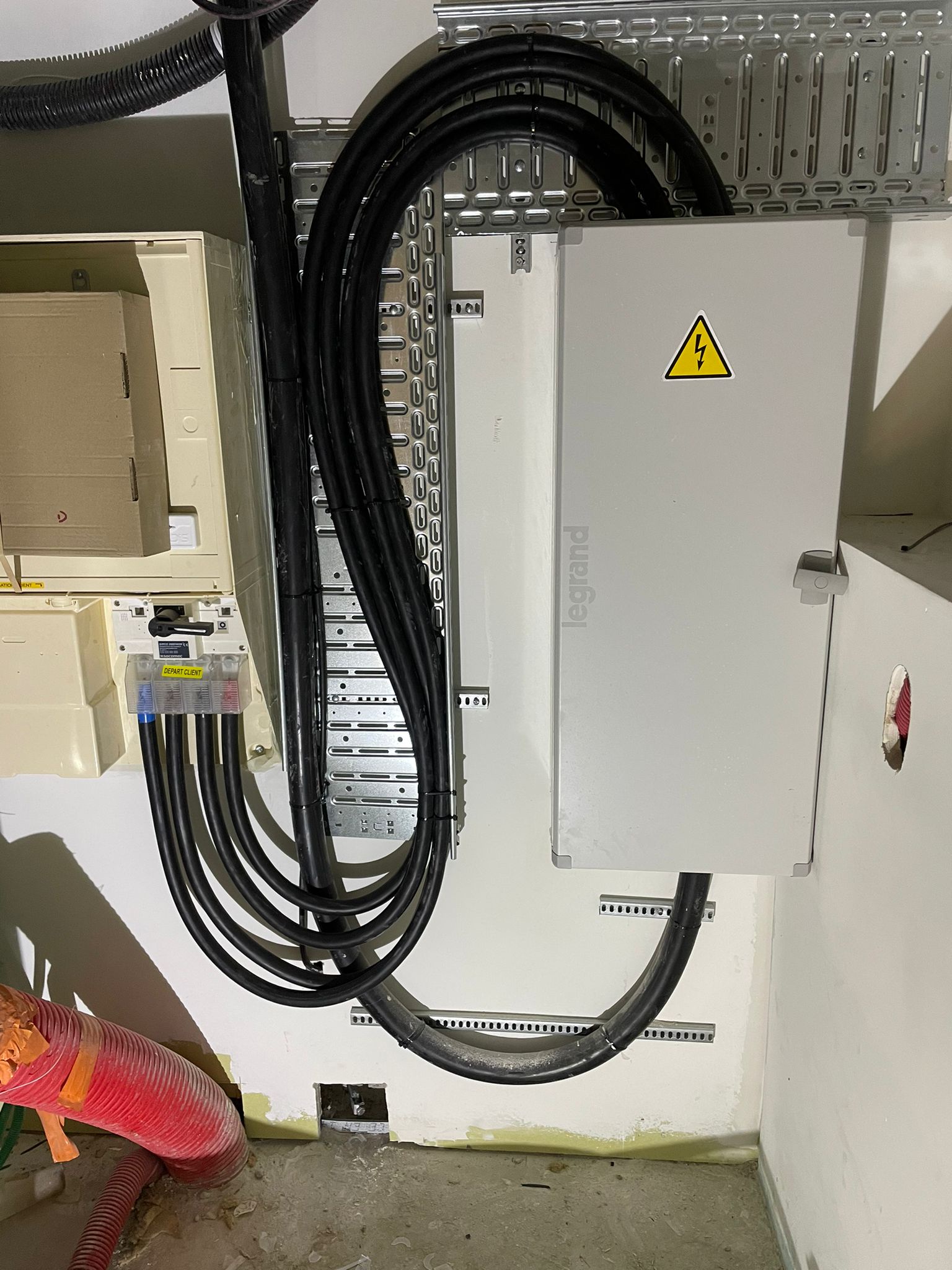 Armoire et chemins de cables