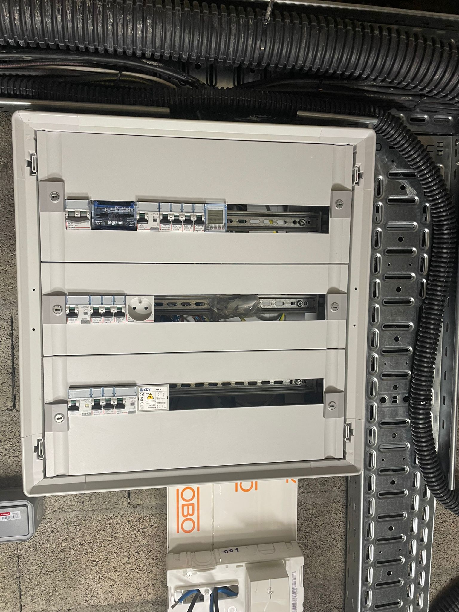 Tableau electrique ouvert