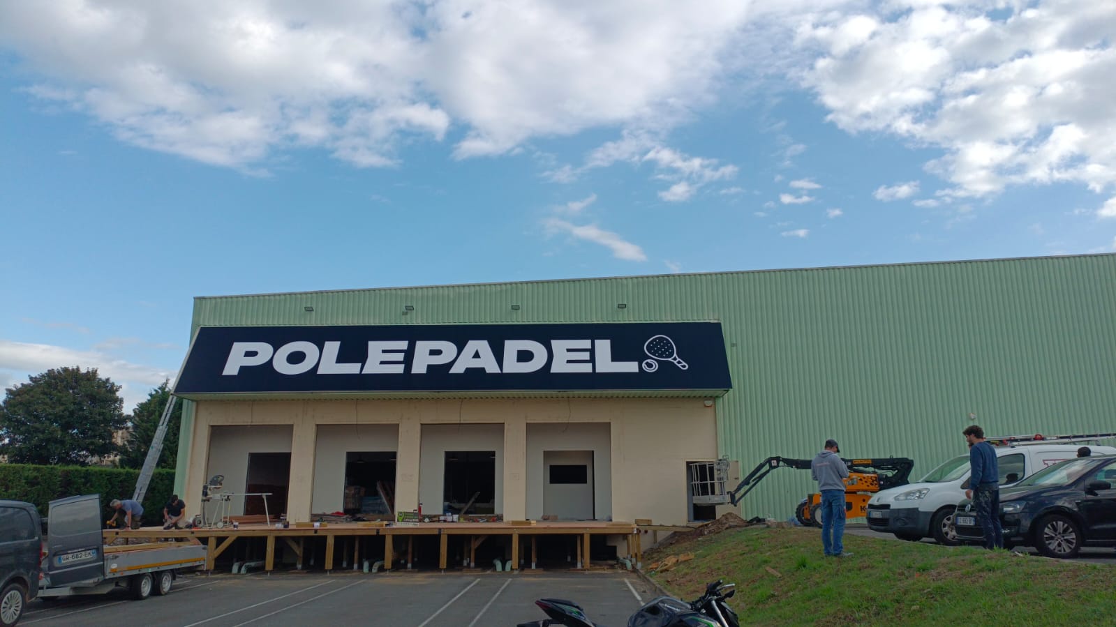 Facade Pole Padel eclairee